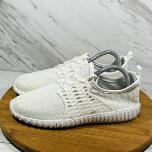 Twisted Women Training/walking Sneaker Size 7.5 White